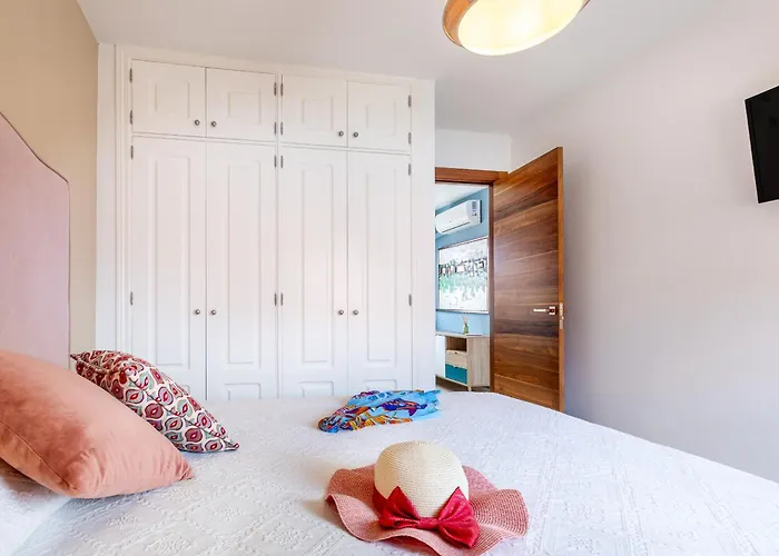 Cornelia فيلة أذيخي